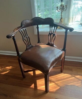 Silla Esquinera Vintage Marco Caoba Cuero Marrón Asiento Tallado Respaldo Elegante Foto 1 de 4