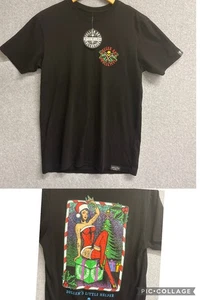 Sullen Art Collective Buckle Little Helper Tattoo Babe Weihnachten T-Shirt Herren M Neu mit Etikett - Bild 1 von 9