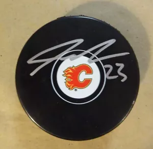 Autographed SEAN MONAHAN Signed Calgary Flames Hockey Puck - Picture 1 of 4