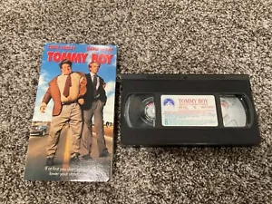 Tommy Boy (VHS, 1995) Chris Farley, David Spade, Brian Dennehy, Bo Derek - Foto 1 di 2