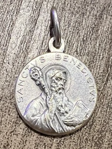 médaille religieuse ancienne " Saint Benoit ￼ " - metal argenté - Picture 1 of 2