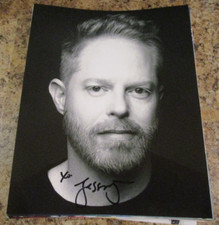 JESSE TYLER FERGUSON AUTOGRAPHED 8 X 10 MATTE PHOTO MODERN FAMILY (B)