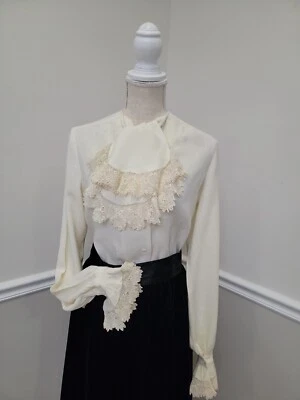 Винтажная льняная блузка 40-х с кружевной отделкой крючком и костяными пуговицами - Изображение 1 из 4