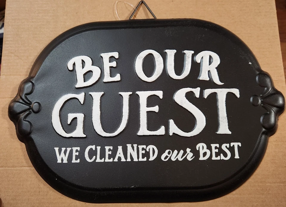 Letrero de metal Red Shed Be Our Guest limpiamos nuestro mejor negro con escritura blanca Foto 1 de 2