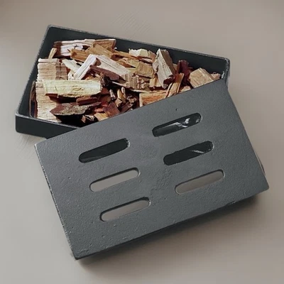 Caja ahumadora de hierro fundido Char-Broil parrillas de carbón de gas astillas de madera sabor eléctrico Foto 1 de 4