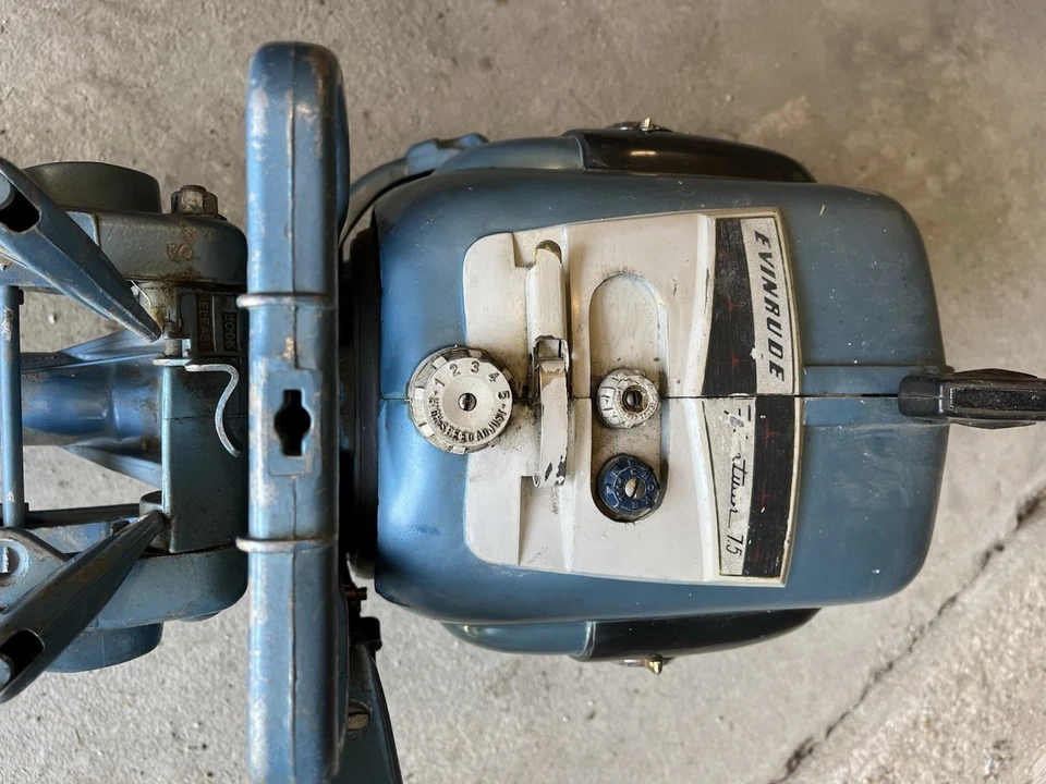 Used Outboard boat motor Evinrude 7.5 horse power serial 7520-16864 - Image 1 of 4