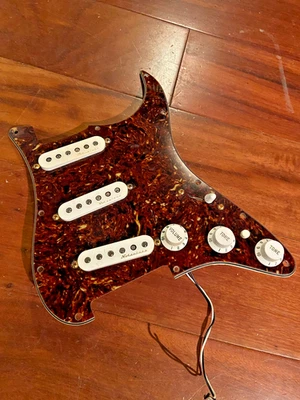 Pastillas silenciosas Fender Strat vintage golpeador caparazón de tortuga Stratocaster Foto 1 de 3