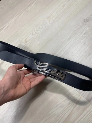 Cinturón de cuero negro Guess para mujer con hebilla con logotipo de estrás Foto 1 de 4