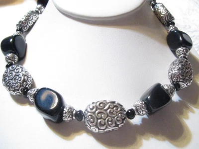 HERMOSO COLLAR DE CUENTAS BRIGHTON LUNA LLENA ÓNIX NEGRO Y TONO PLATA Foto 1 de 4