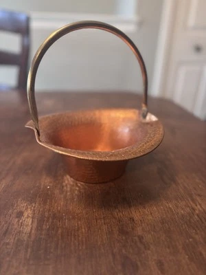 Cesta de cobre martillado vintage Coppercraft Guild de 8" con mango de latón Foto 1 de 4