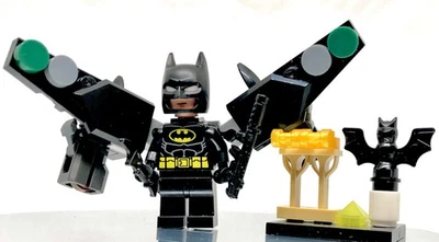 BATMAN LEGO © DC COMICS  MINIWORLD  THE GIFT 🎁 WEAPONS & PEDESTAL INCLUDE 113C - Image 1 of 4