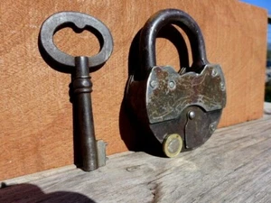 Antique Vintage XL Padlock & one key working order over 1.2 kg collector AR-01 - Picture 1 of 9