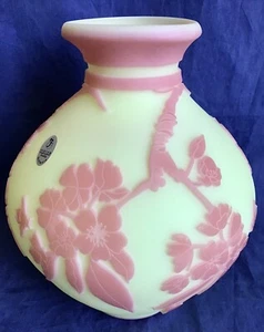 Fenton "Limited Edition" Kelsey sand carved cameo glass Burmese vase 91/275 - Picture 1 of 6