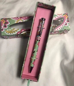 Bolígrafo Vera Bradley TOUS FRUIT Rosa COMO NUEVO Verde RARO Hallazgo NUEVO CON ETIQUETAS Nuevo en Caja Regalo - Imagen 1 de 3