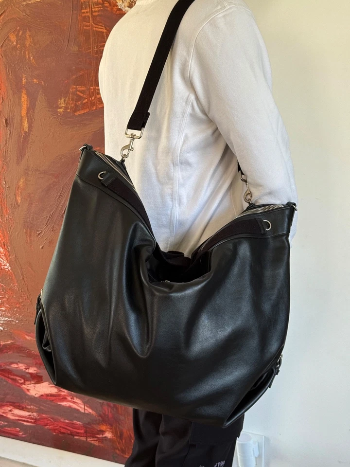 SAINT LAURENT Bolsa de viaje de fin de semana - Bolso de bolos gigante retro en cuero granulado Foto 1 de 4