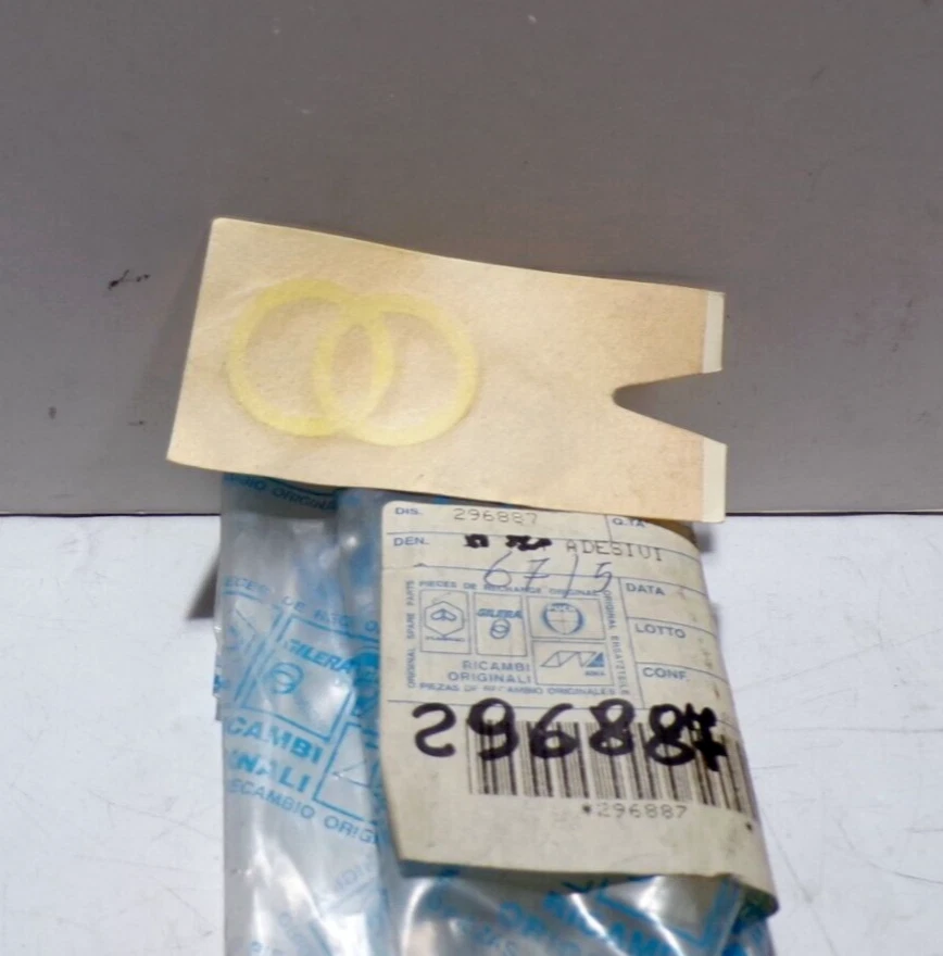 TARGHETTA EMBLEMA LOGO GILERA GIALLO SCUDO ANTERIORE PER PIAGGIO GILERA TYPHOON - Imagen 1 de 1