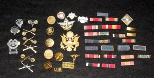 VINTAGE WWII 1943 - VIETNAM 1975 MIXED MILITARY ARMY NAVY UNIFORM PINS & RIBBONS - Picture 1 of 11