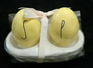 Rae Dunn Salz & Pfefferstreuer Set gelb Ostern Frühling mit Halter schneller Versand Neu mit Etikett - Bild 1 von 2