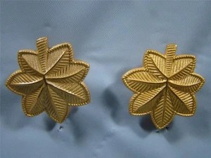 WWII US Military Gold Oak Leaf Rank Insignia Pair of Uniform Pins - Picture 1 of 2