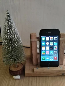 Apple IPhone 4 16GB Black Unlocked to all Networks - Afbeelding 1 van 8