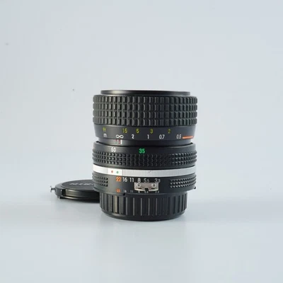 EXCELLENT Nikon Ai-s Zoom-NIKKOR 35-70mm F/3.3-4.5 Zoom Lens - Image 1 of 4