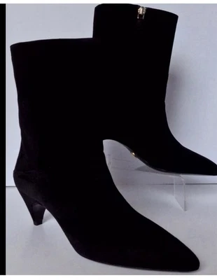 Botín para mujer PRADA "Comma" gamuza tacón curvo - Precio de venta sugerido por el fabricante $890 Foto 1 de 4