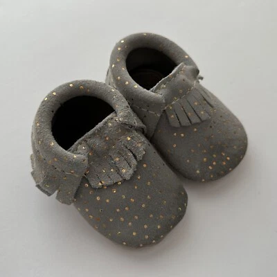 СВЕЖЕОТОБРАННЫЕ серые золотистые точечные кожаные мокасины с бахромой мокасины размер 1 - Изображение 1 из 3