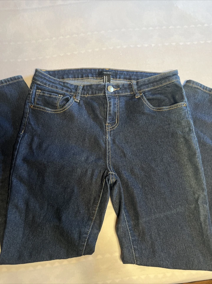 Jeans feminino Forever 21 azul escuro esticado tamanho 31 (31X27) - Imagem 1 de 4