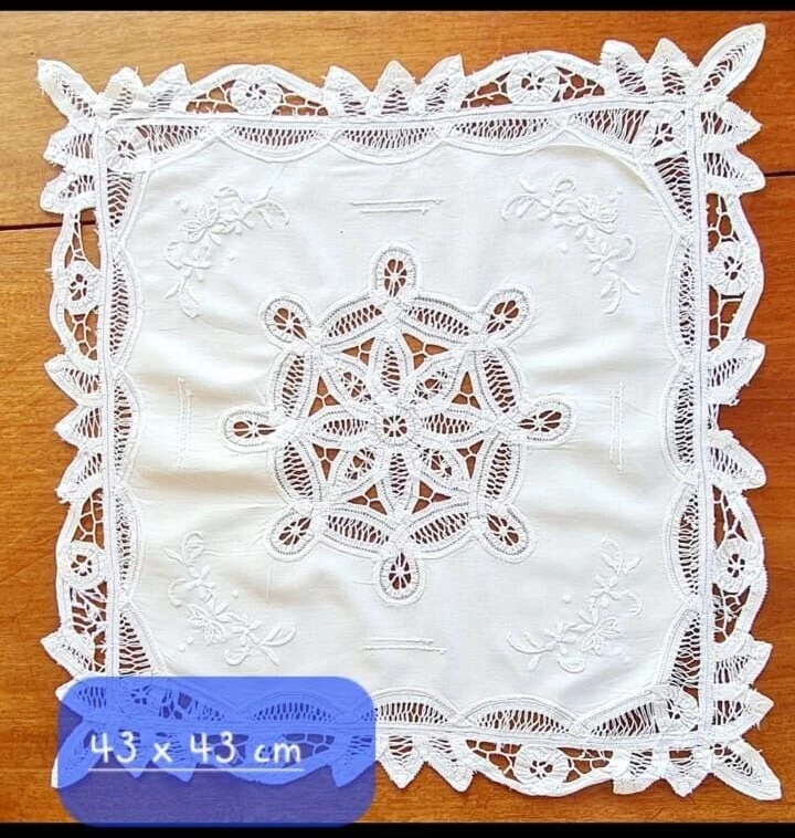 DENTELLES ET BRODERIES FAIT MAIN  43 CM SUR  43CM  ANNEE 1950 - Photo 1/1
