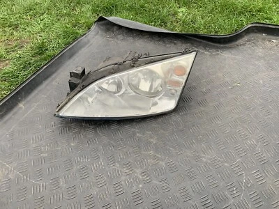 Faro izquierdo Ford Mondeo L 2006 lado cercano Foto 1 de 3