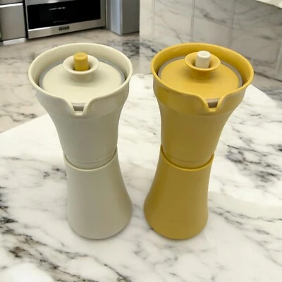 Vintage Tupperware olio e aceto insalata condimento cruets mandorla oro 1246 USA - Immagine 1 di 4