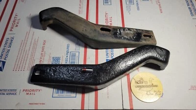 69-73 Triumph TR6 Parachoques Trasero Soporte Montaje 813715 813716 Izquierdo Derecho OE Foto 1 de 4