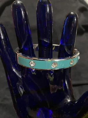 Brazalete Brazalete Fósil Tono Plata Esmalte Azul Con Estrás Ovalado Bisagras Foto 1 de 4