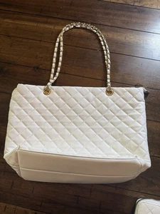 Bolso de mano de imitación de cuero blanco con detalles dorados - Imagen 1 de 7
