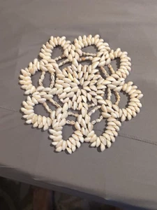 Vintage Untersetzer Kaurimuschel Muschel 9 Zoll Untersetzer Hot Pad Boho Wandbehang - Bild 1 von 2