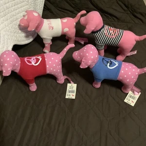 Victoria's Secret rosa Plüschhunde Paket 4 Werbeartikel verschiedene Jahre 2 neu mit Etikett - Bild 1 von 8