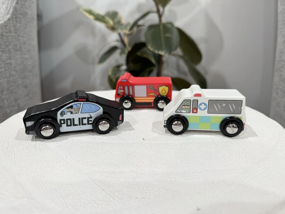 Coches de madera antiguos, 3 vehículos, rodantes Foto 1 de 4