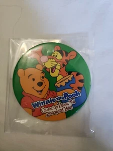 Vintage 1996 Winnie the Pooh Tigger Disneyland Hotel Character Dining Round Pin - Picture 1 of 2