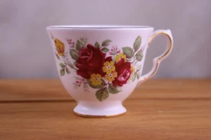 Taza de té Royal Vale Bone China rojo amarillo rosa patas solamente #8613 hecha en Inglaterra - Imagen 1 de 6