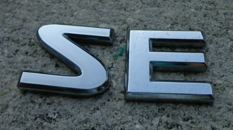 Nissan SE emblema letras insignia logotipo Pathfinder Armada OEM stock genuino de fábrica Foto 1 de 1