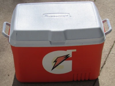 Enfriador Gatorade Rubbermaid 48qt (Modelo 1848) con logo G Foto 1 de 4