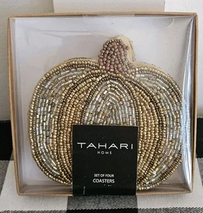 NUOVO! TAHARI Home Set 4 Sottobicchieri Zucca Autunno/Autunno con Perline Argento Oro - Foto 1 di 4