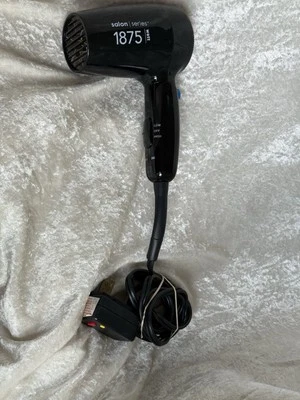 Secadora compacta plegable de doble voltaje Salon Series 1875 vatios modelo 124TSR.  Foto 1 de 4