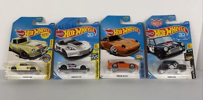 Lote de 4 carros Hot Wheels Mattel 1:64 Morris Mini, Porsche, Corvette, FairLady - Imagem 1 de 4