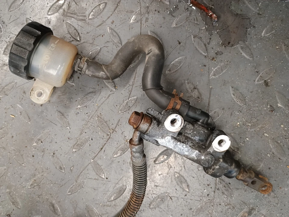 Yamaha YZF750R / YZF750 1993 - Cilindro maestro de freno trasero Foto 1 de 1