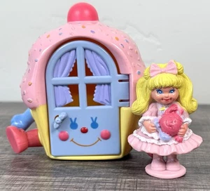 Cherry Merry Muffin Doll Holding Teapot & House Play Set Vtg 1989 Mattel # 9645 - Picture 1 of 9