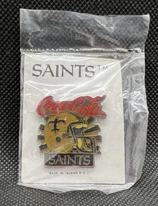 Spilla ricordo casco Coca-Cola NFL New Orleans Saints vintage nuova con scatola - Foto 1 di 2