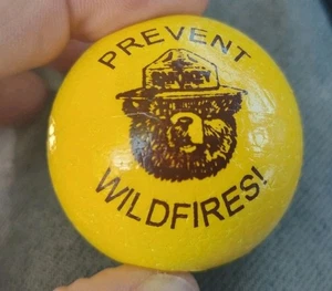 VINTAGE SMOKEY BEAR PRESCOTT NATIONAL FOREST AZ CAR ANTENNA BALL TOPPER YELLOW - Picture 1 of 3