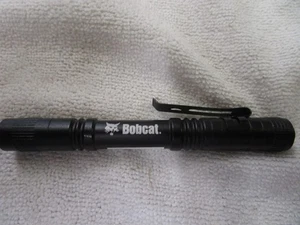 NUEVO Mini Pluma LED Bobcat 150 Lúmenes Grado Militar Aluminio con Batería AAA - Imagen 1 de 2