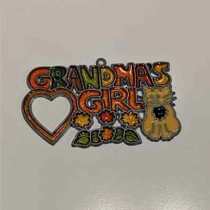Oma's Mädchen Ornament - gelbe, grüne & orange Katze mit Herz & Blumen - Bild 1 von 6